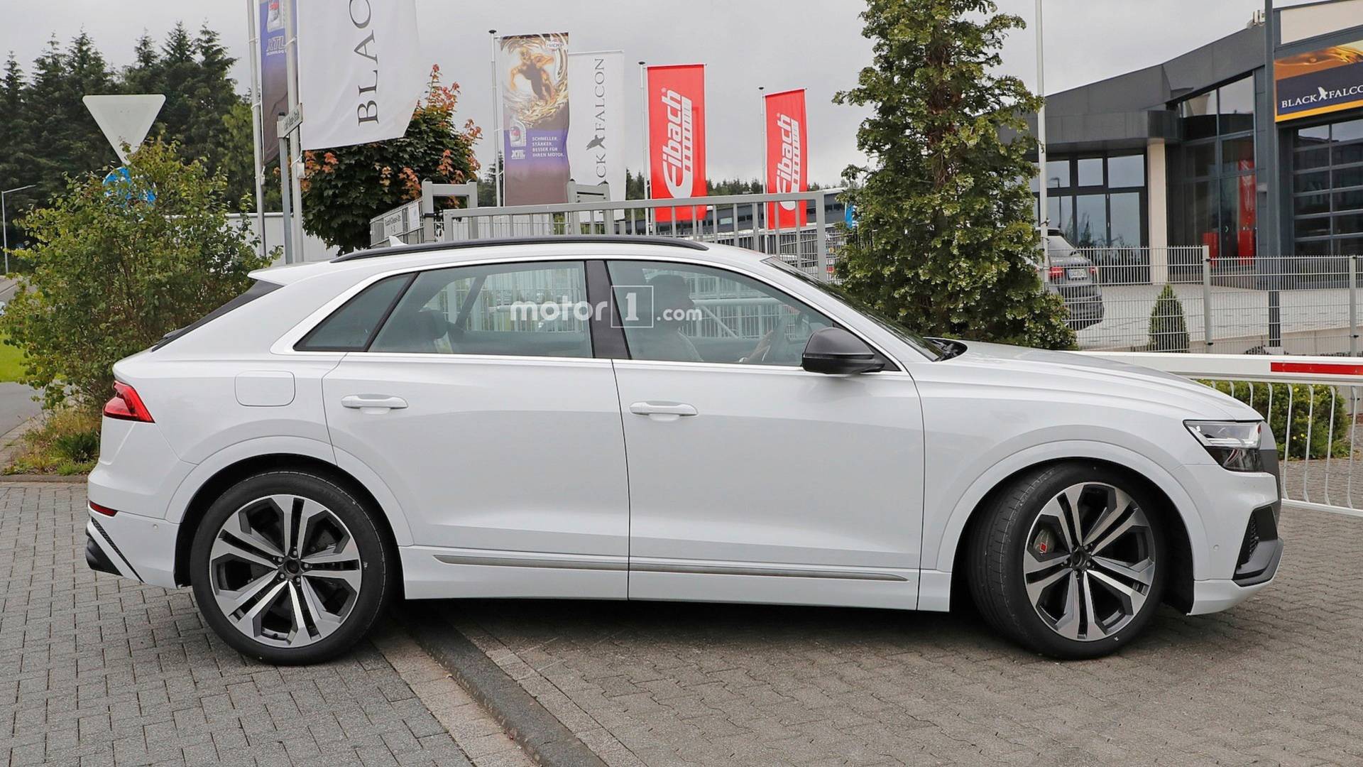 Долой камуфляж: Audi SQ8 поймали вблизи Нюрбургринга