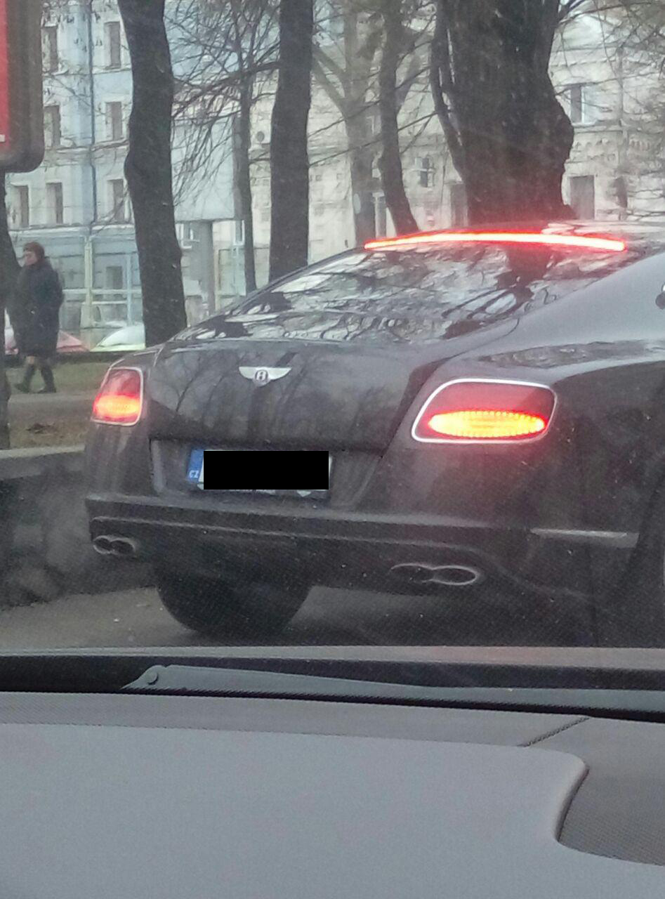 Украиной проехался очень редкая модель Bentley